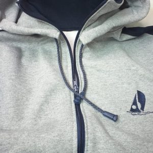 Polerón Formal con Gorro (forrado) Liceo Benjamín Vicuña Mackenna